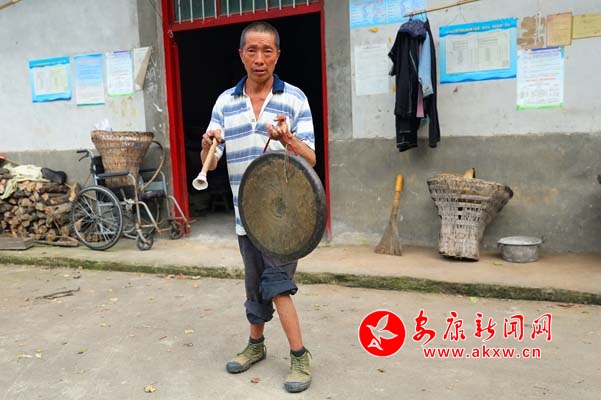 15.家里种的玉米经常被野猪光顾，武明雨晚上有时还要守号，这是他展示晚上敲的锣！.jpg